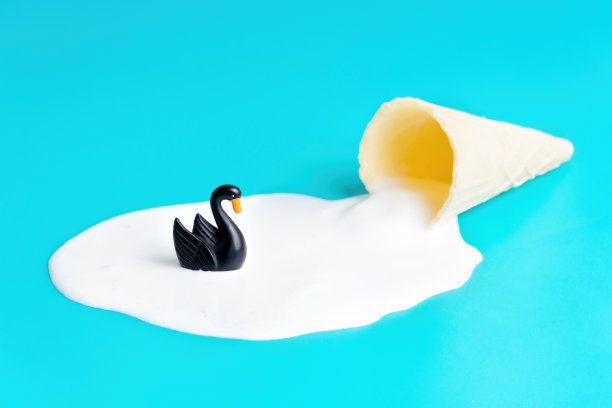 黑天鹅在融化的冰淇淋中畅游图片下载