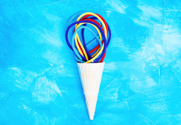 华夫饼筒里的一束彩色编织绳图片下载