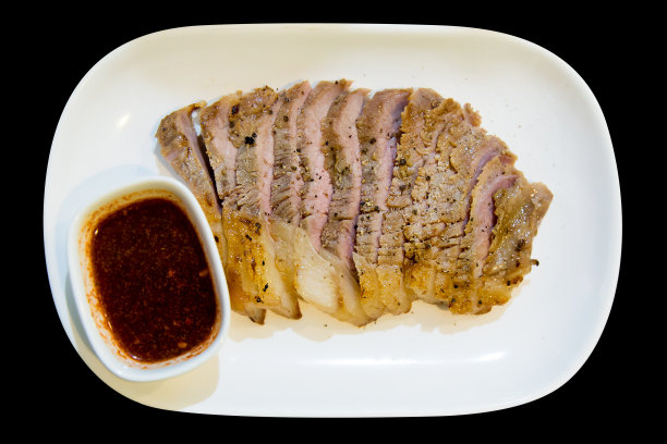 烤牛肉牛片在盘子上的俯视图，重点选择性图片下载