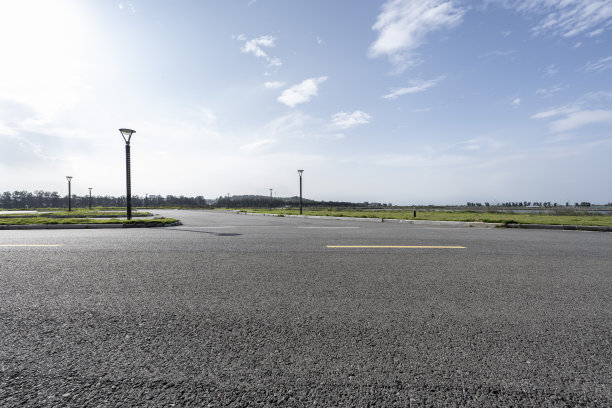 开阔的柏油路和晴朗的天气图片下载