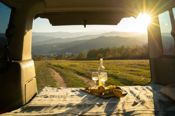 在一辆小型货车的货舱里找东西图片下载