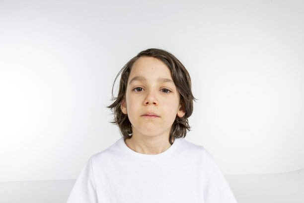 一个小男孩的肖像图片下载