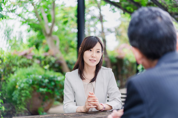 女商人在户外交换意见图片下载