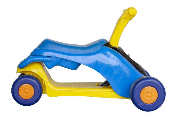 供孩子们骑的塑料自行车或在白色背景上学习走路的婴儿车包括剪切路径。图片下载