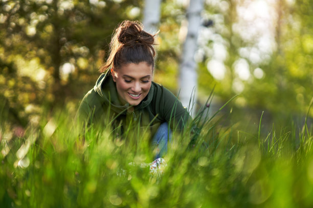 年轻快乐的女人与园艺工具工作图片下载