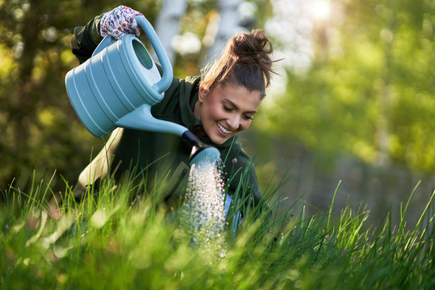 女人在花园里摆弄工具的照片图片下载