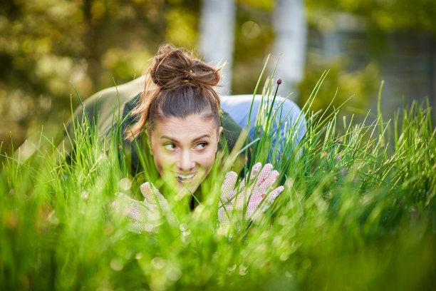 女人在花园里摆弄工具的照片图片下载