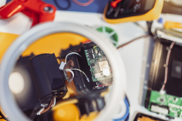 孩子们在家制作机器人的特写照片。图片下载