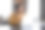 快乐的自由职业者坐在家庭办公室的笔记本电脑图片下载