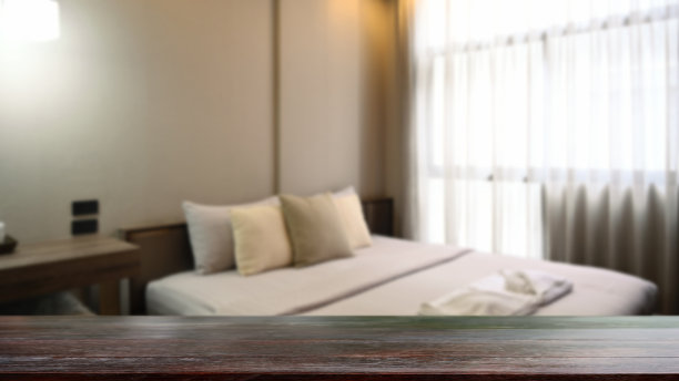 空荡荡的木桌和模糊的卧室背景。用于展示或蒙太奇您的产品。图片下载