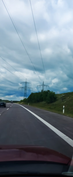 高速公路边上的电线杆图片下载