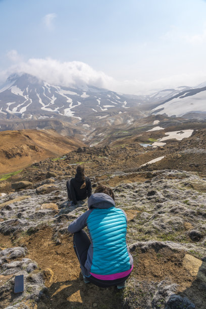 在岛上的风景中，妇女们在苔藓上互相拍照图片下载