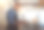 专注的咖啡师正在做一杯咖啡。咖啡师正在做一杯卡布奇诺。咖啡店店员用咖啡机准备一杯浓缩咖啡。混血商人在煮咖啡图片下载