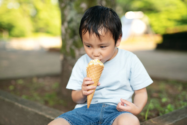 男孩在吃冰淇淋图片下载