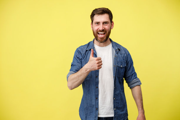 满满的幸福英俊潇洒的男人微笑着竖起大拇指图片下载