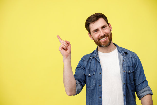 蓄着胡子的微笑男子举起手指，指着空无一物的地方图片下载