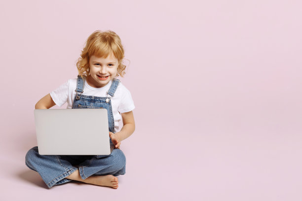 白色背景的女孩坐在电脑前。图片下载