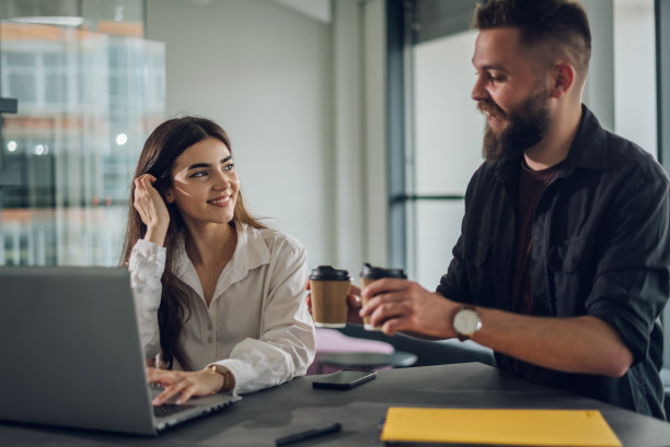 两个业务同事在开放式办公室开会图片下载