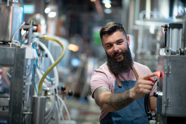 一个大胡子男人在啤酒厂工作的肖像图片下载