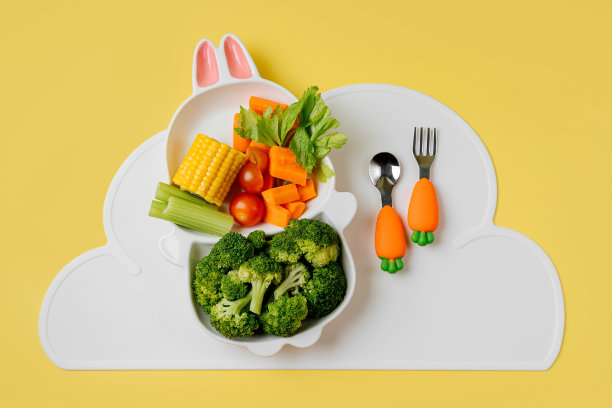 可爱的兔子形状的盘子，还有新鲜的蔬菜。孩子们的食物创意。儿童健康食品，胡萝卜和西兰花图片下载