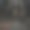 在城堡的背景下，一名骑士看着石头里的一把剑图片下载