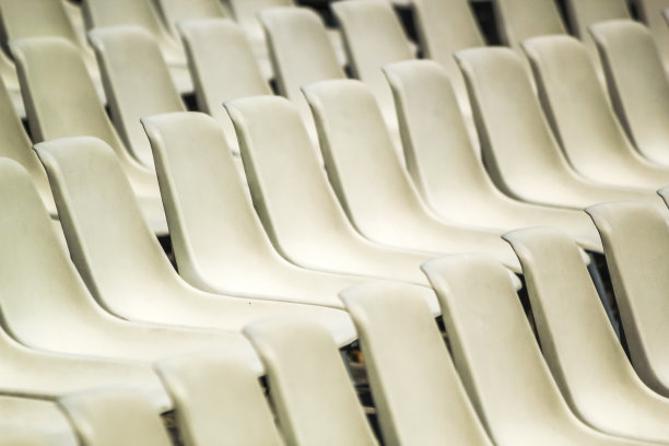 背景是一排白色的座位图片下载