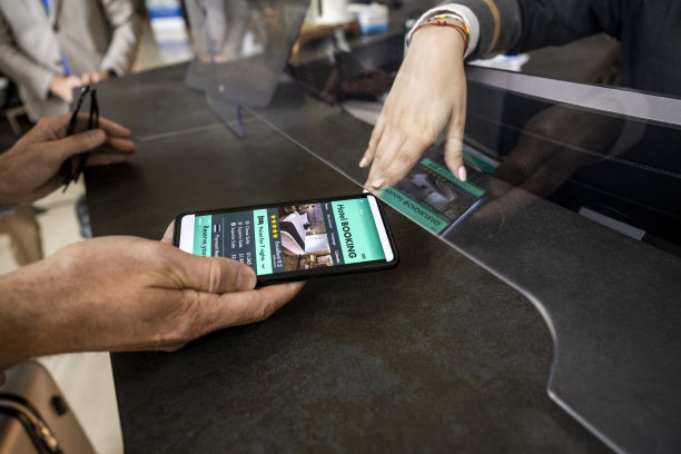 酒店入住时手机屏幕上的预订应用程序图片下载