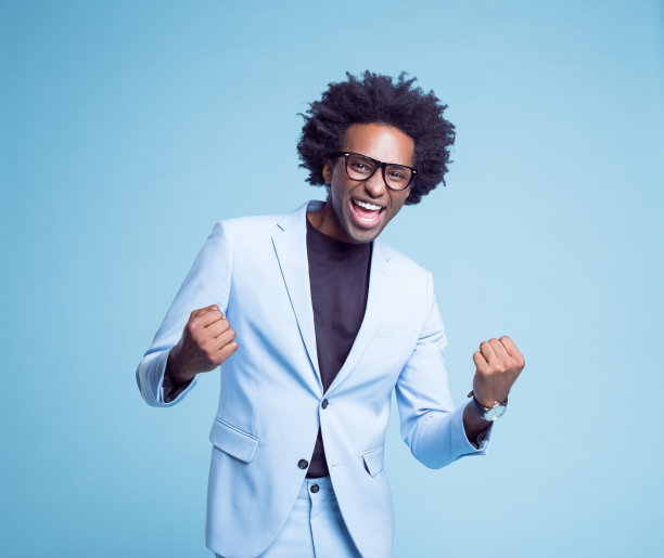 快乐的商人握紧拳头图片下载