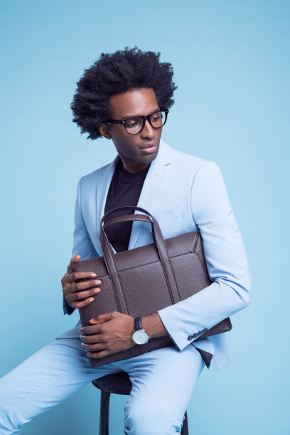 有思想的男人拿着公文包坐在那里图片下载