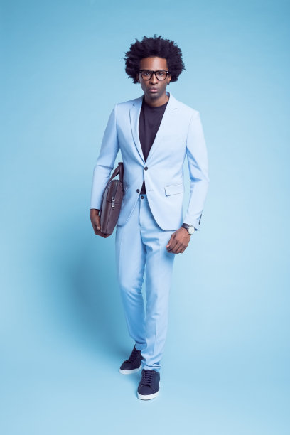 带着公文包的自信商人图片下载