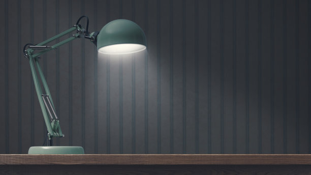 桌上点着一盏台灯图片下载