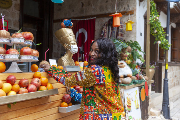 在水果店的女人图片下载
