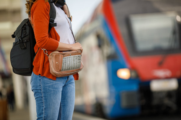 火车到站了，女人等着上车图片下载