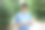 学生手里拿着书在公园里图片下载