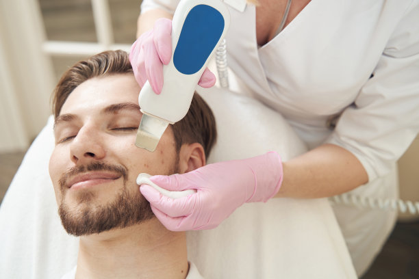 美容师用超声波净化满意男士面部毛孔图片下载