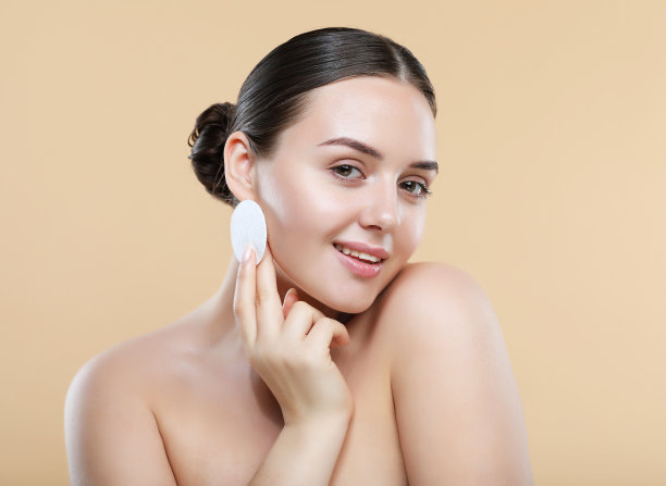 美女女模特清洁她完美的皮肤棉垫海绵，特写。图片下载