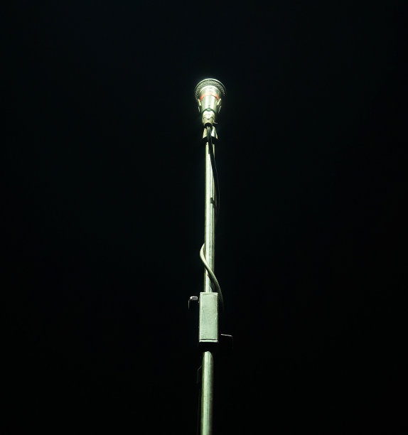 黑色背景上的麦克风，音乐乐器的概念图片下载