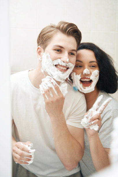 一对快乐的夫妇看着镜子里的自己图片下载