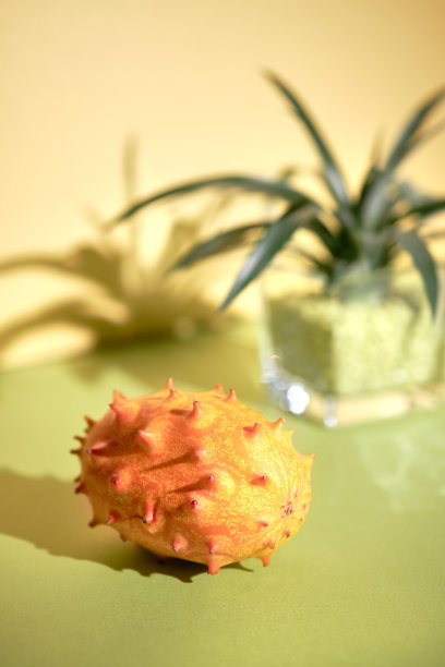 火龙果、火龙果、火龙果特写两张彩色纸，充满活力的金黄色和绿色图片下载