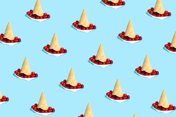 纸船装满了成熟的樱桃，淡蓝色的背景。最小的暑假概念。无缝模式，等距视图。图片下载