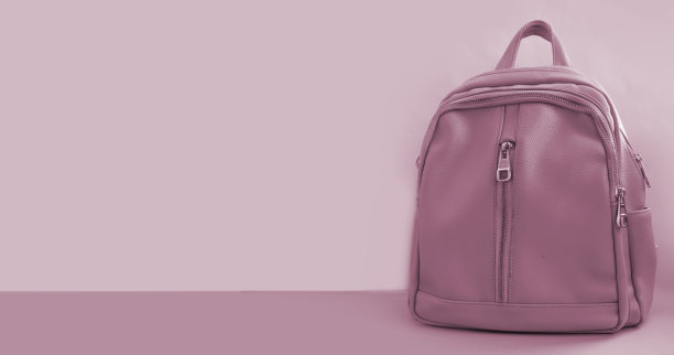 彩色背景上的空光背包图片下载