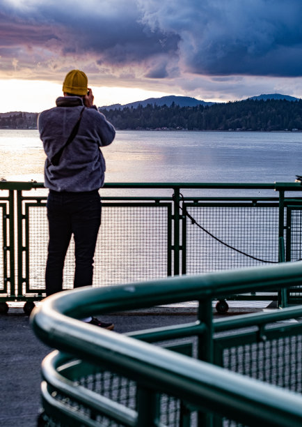 渡轮上的摄影师图片下载