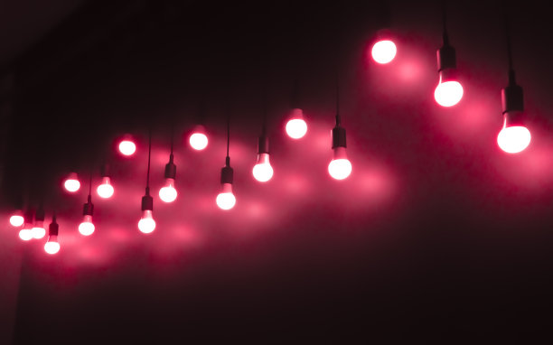 打开黑色背景上的灯泡图片下载