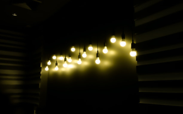 打开黑色背景上的灯泡图片下载