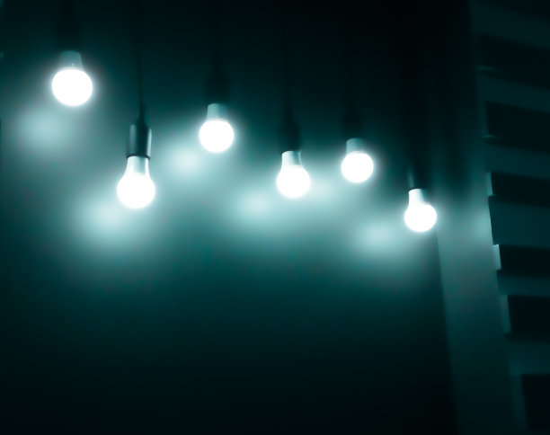 打开黑色背景上的灯泡。添加蓝色图片下载