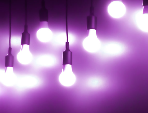 打开黑色背景上的灯泡。添加紫色图片下载