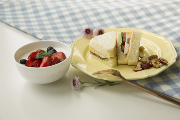 创造性的形象。草莓，蓝莓，浆果，风味酸奶，快餐三明治，家庭，餐厅，早餐-股票照片图片下载
