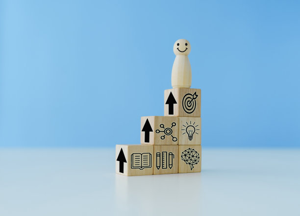 商务人士或学生成长改善或发展与大脑图标。企业战略规划和解决方案或教育知识的成功理念。学习或学习成就图片下载