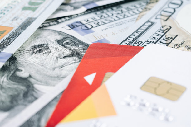 美元签借记卡。百元大钞和信用卡。金钱孤立在白色背景上。美国的现金。图片下载