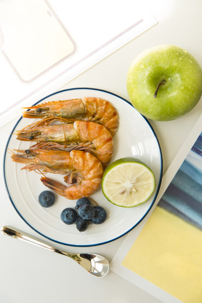 创造性的形象。城市工人和设计师的早餐，青苹果，酸橙和蓝莓盐虾-高汤照片图片下载